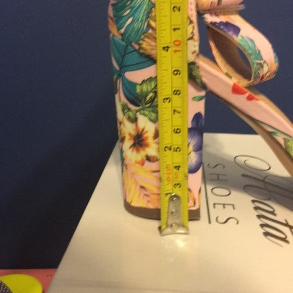 Floral ankle strap floral palm print sandals sz 6 last pair! - Picture 3 of 4